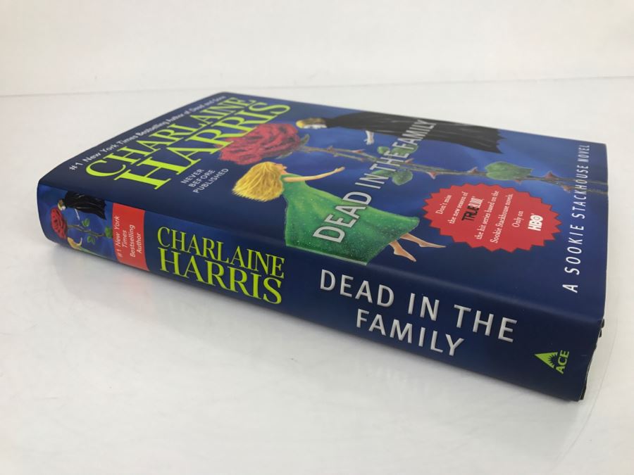 Signed First Edition 2010 Hardcover Book Dead In The Family By Charlaine Harris [Photo 4]