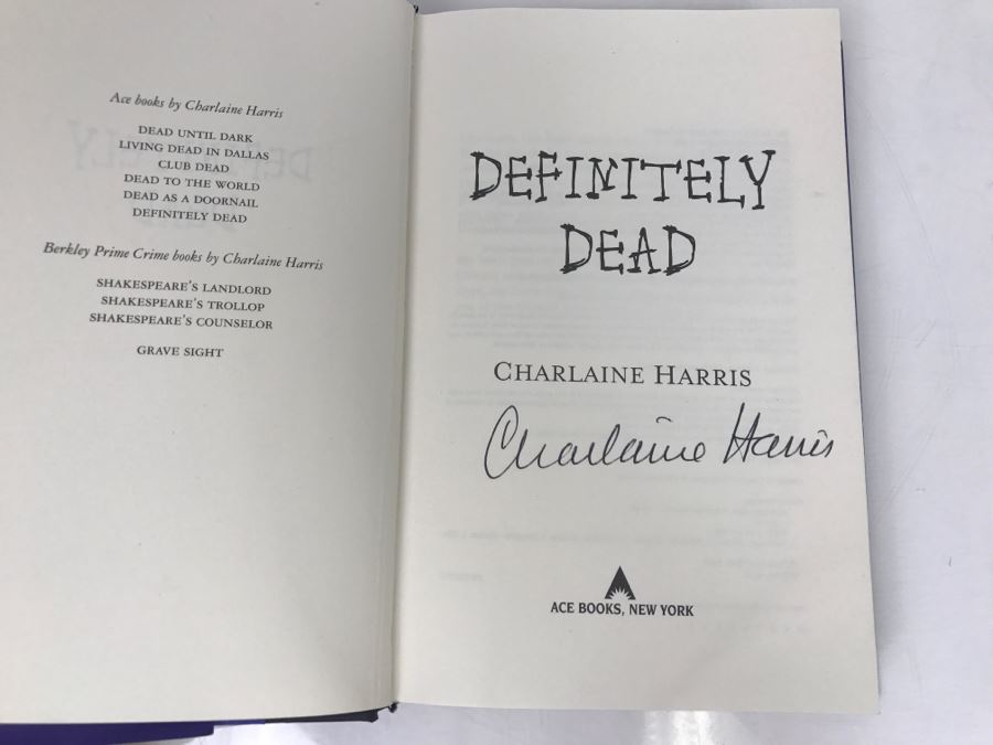 Signed First Edition 2006 Hardcover Book Definitely Dead By Charlaine Harris [Photo 5]