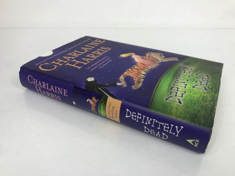 Signed First Edition 2006 Hardcover Book Definitely Dead By Charlaine Harris [Photo 3]