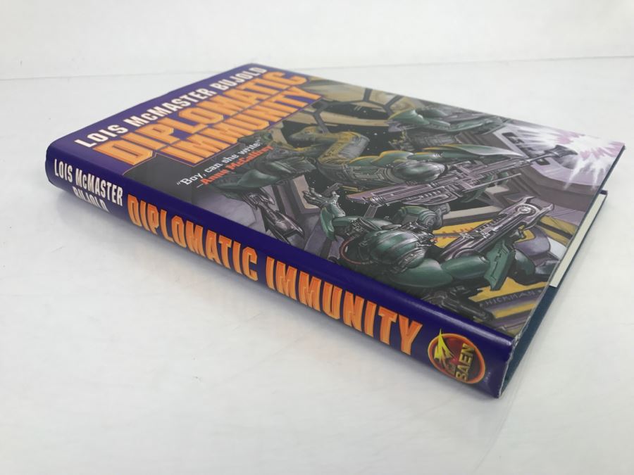 Signed First Printing 2002 Hardcover Book Diplomatic Immunity By Lois McMaster Bujold [Photo 3]