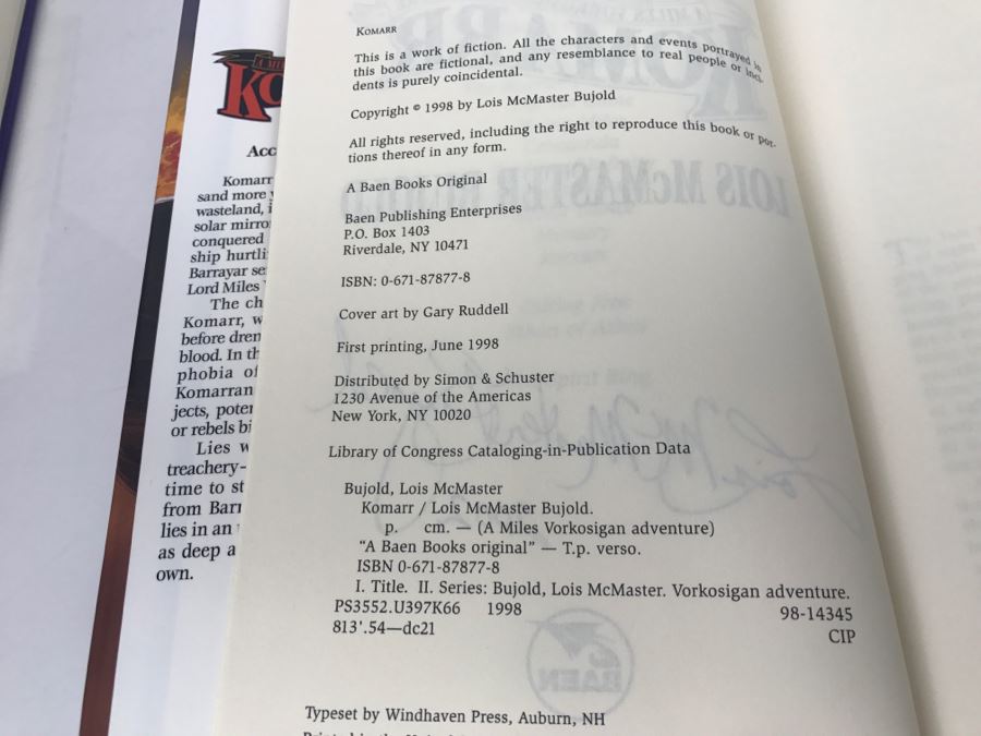 Signed First Printing 1998 Hardcover Book Komarr By Lois McMaster Bujold [Photo 8]