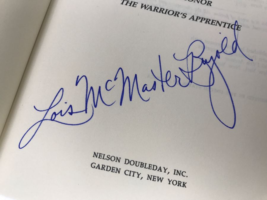 Signed 1986 Hardcover Book Test Of Honor By Lois McMaster Bujold [Photo 7]