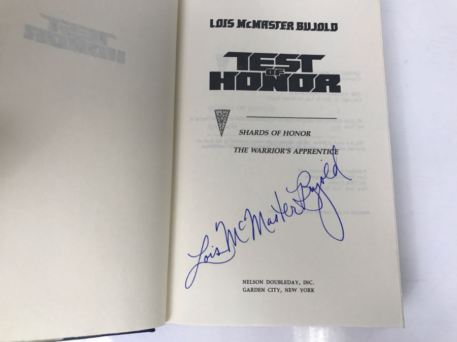 Signed 1986 Hardcover Book Test Of Honor By Lois McMaster Bujold [Photo 5]