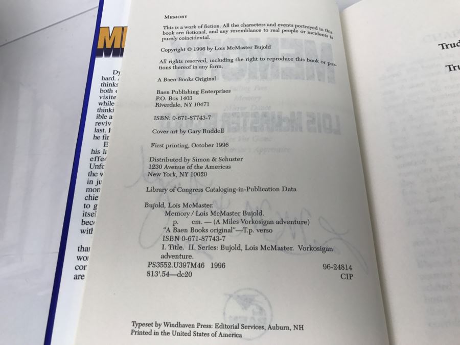 Signed First Printing 1996 Hardcover Book Memory By Lois McMaster Bujold [Photo 8]