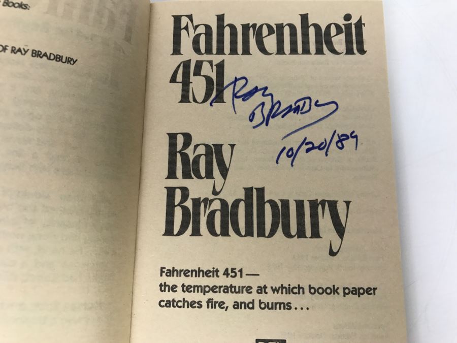 Signed Paperback Book Fahrenheit 451 By Ray Bradbury [Photo 6]