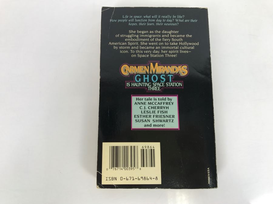 Signed First Printing 1990 Paperback Book Carmen Miranda's Ghost Is Haunting Space Station Three By Don Sakers (Signed By Susan Shwartz, Anne McCaffrey, Melissa Scott And Leslie Fish) [Photo 5]