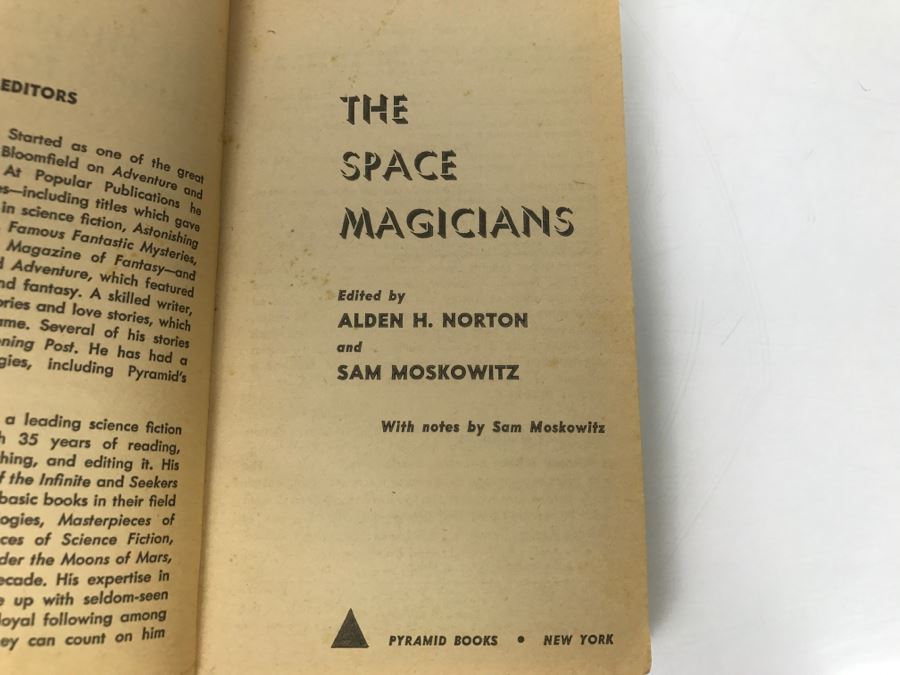 Signed First Printing 1971 Pyramid Books Paperback Book The Space Magicians Signed By Robert Bloch [Photo 6]