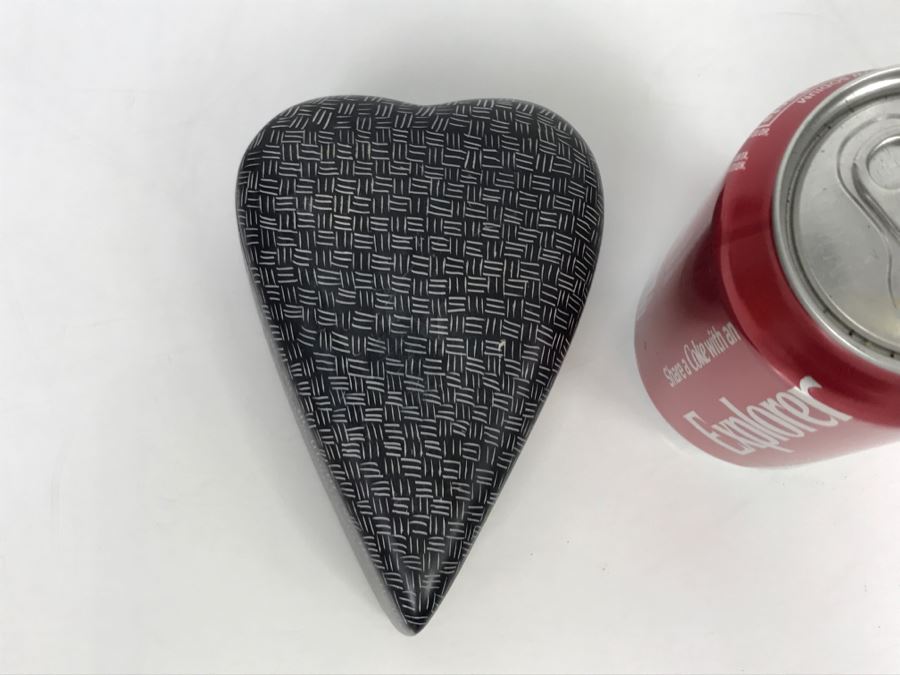 Genuine Besmo Product Hand Carved In Kenya Black And White Heart Shaped Box [Photo 4]