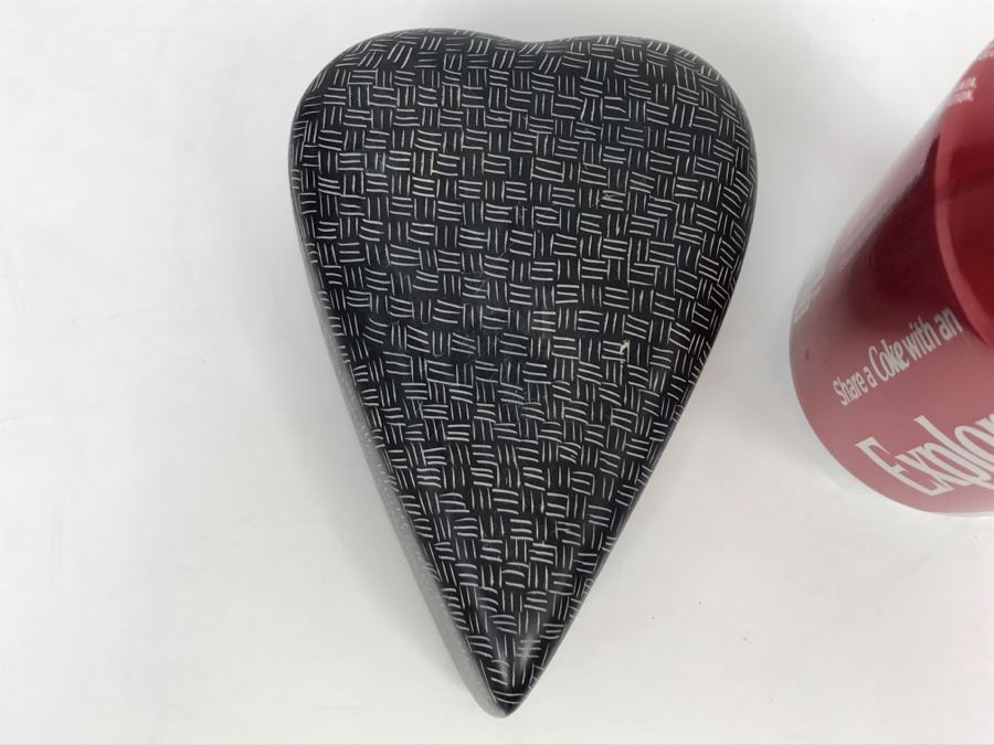 Genuine Besmo Product Hand Carved In Kenya Black And White Heart Shaped Box [Photo 5]