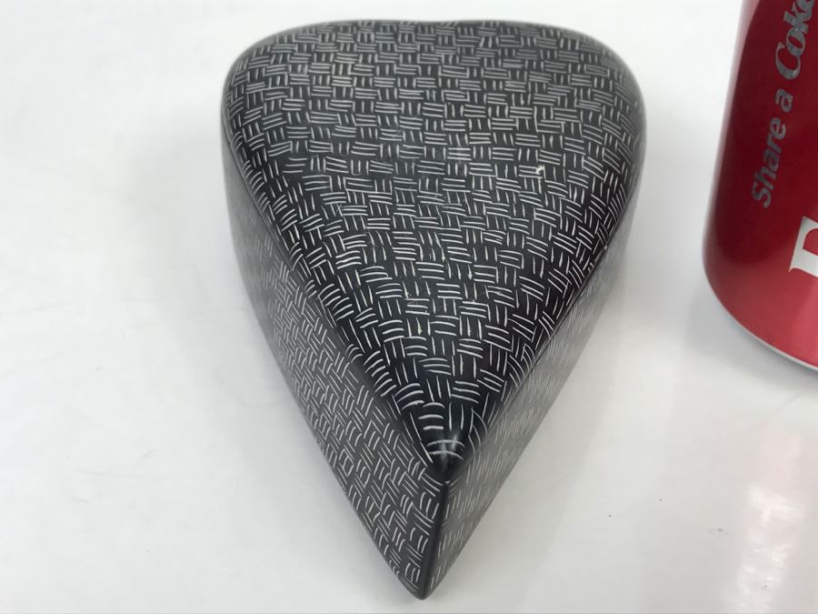 Genuine Besmo Product Hand Carved In Kenya Black And White Heart Shaped Box [Photo 7]