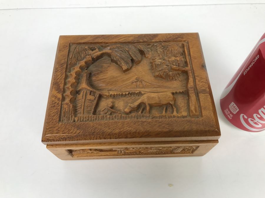 Relief Carved Wooden Box [Photo 2]