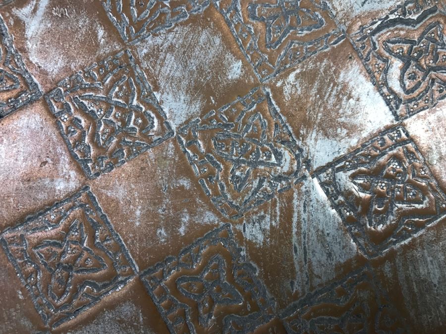 Large Hammered Metal Charger Plate (Stand Not Included) [Photo 5]