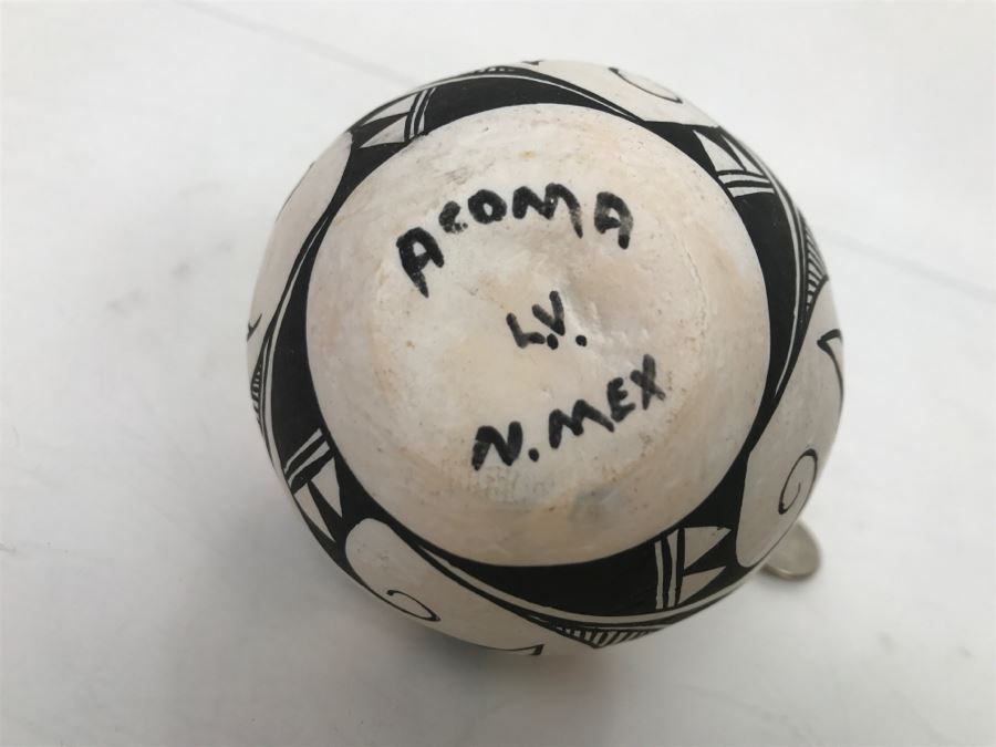 Small Signed Native American Pottery Twisted Handled Pot L.V. Acoma New Mexico NM [Photo 8]