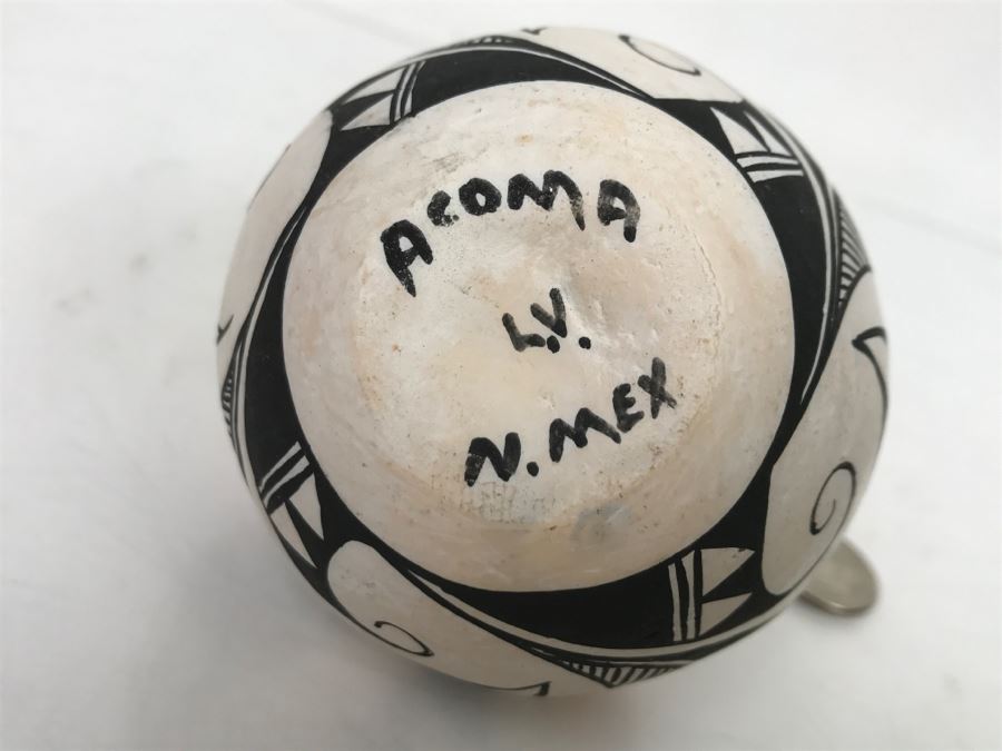 Small Signed Native American Pottery Twisted Handled Pot L.V. Acoma New Mexico NM [Photo 9]