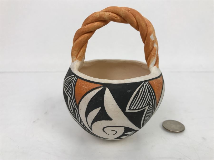 Small Signed Native American Pottery Twisted Handled Pot L.V. Acoma New Mexico NM [Photo 6]