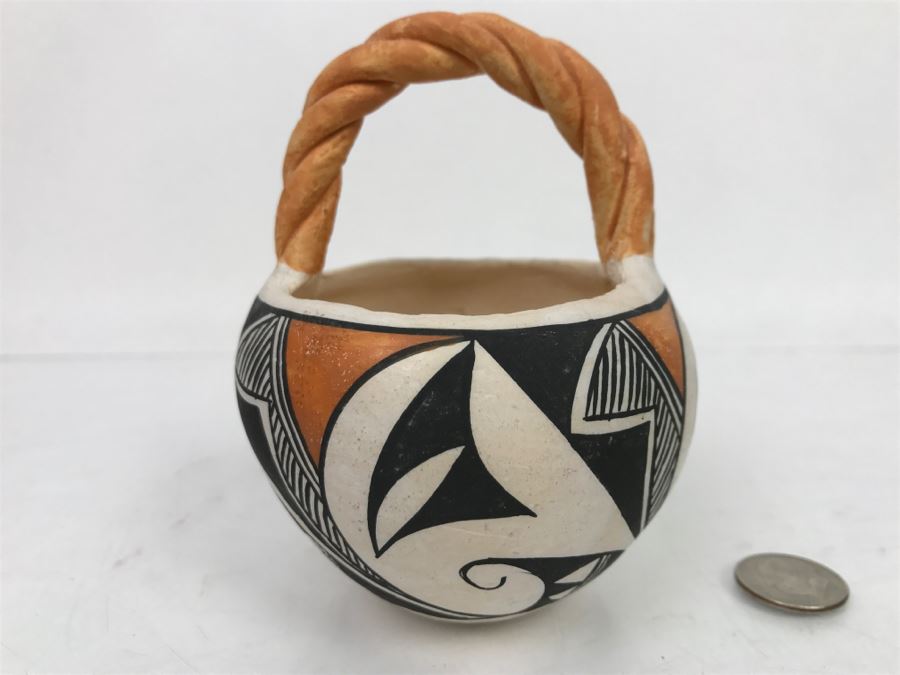 Small Signed Native American Pottery Twisted Handled Pot L.V. Acoma New Mexico NM