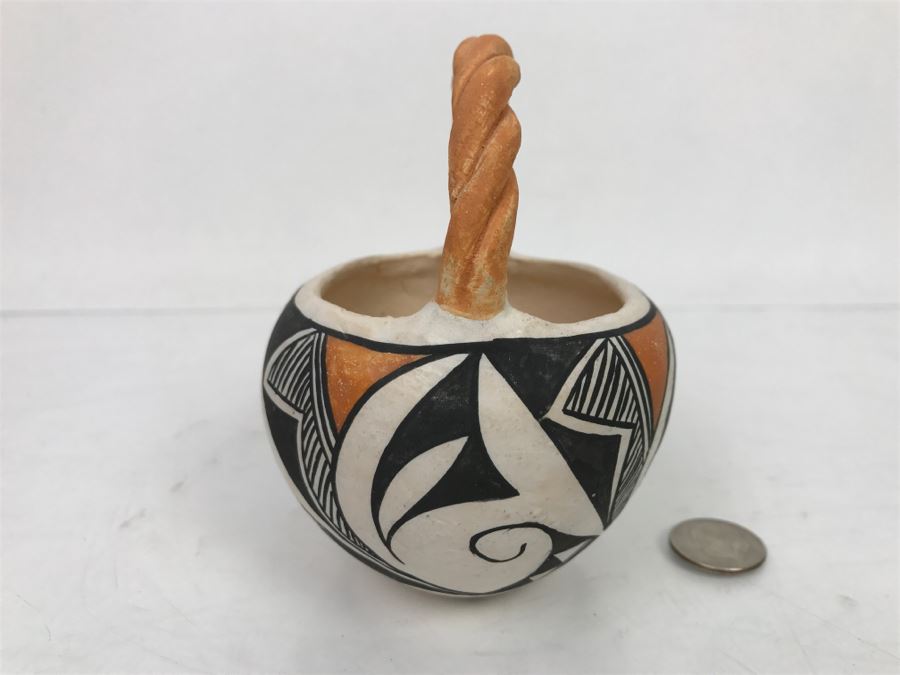 Small Signed Native American Pottery Twisted Handled Pot L.V. Acoma New Mexico NM [Photo 7]
