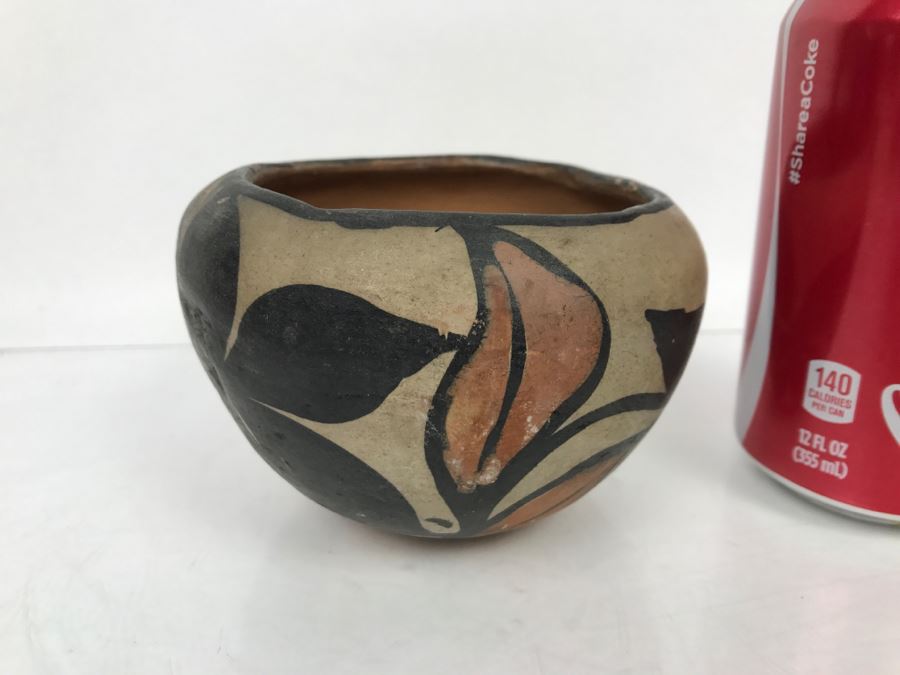 Small Native American Pottery Bowl [Photo 1]