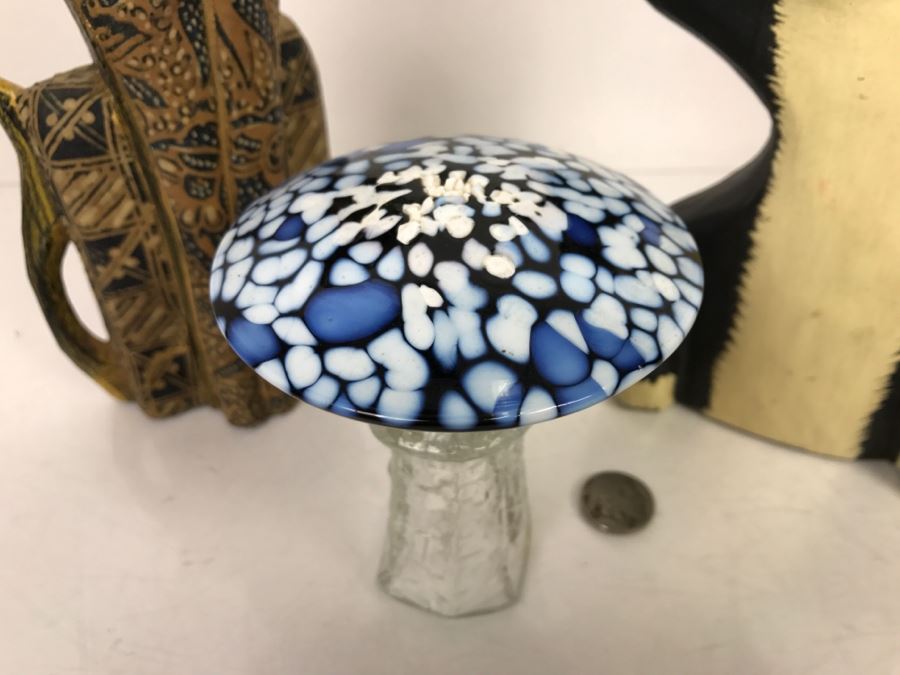 (2) Carved Wood Hand Painted Cats And Art Glass Mushroom [Photo 2]