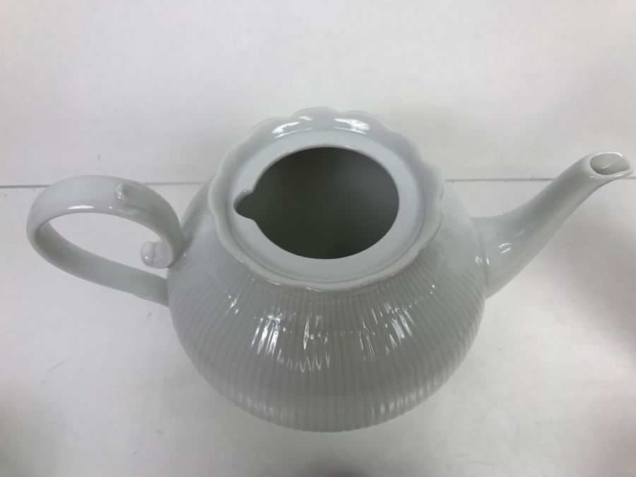 Kaiser China Teapot With (2) Cups And Saucers [Photo 10]