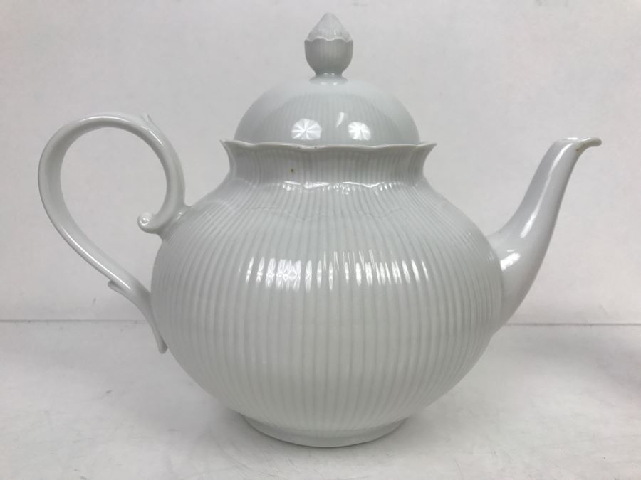 Kaiser China Teapot With (2) Cups And Saucers [Photo 7]