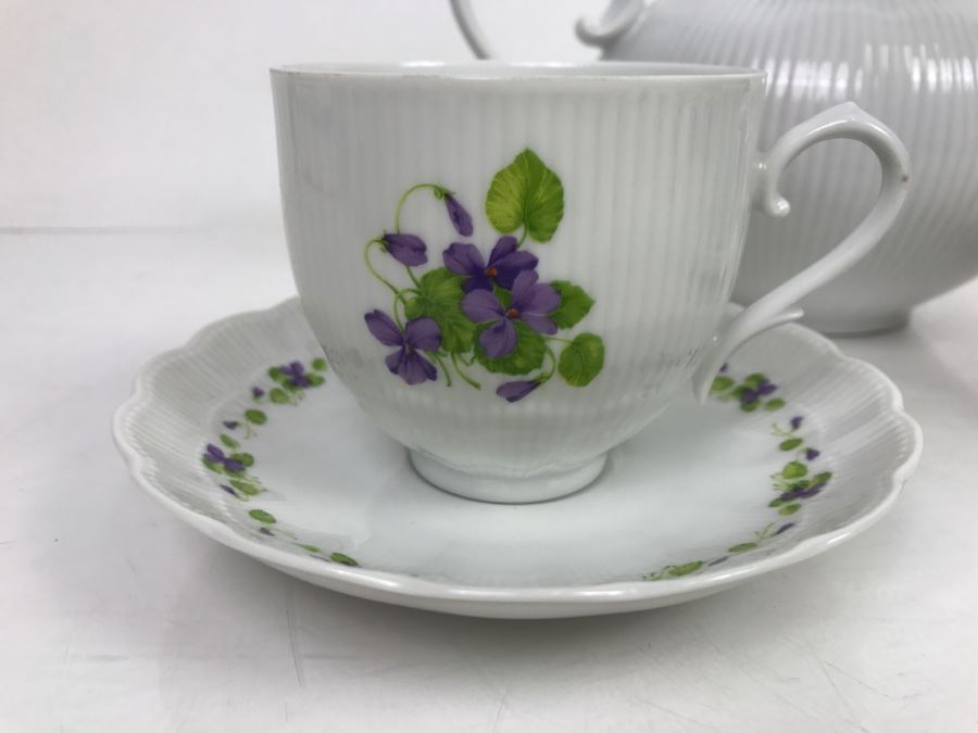 Kaiser China Teapot With (2) Cups And Saucers [Photo 3]