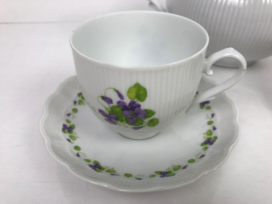 Kaiser China Teapot With (2) Cups And Saucers [Photo 4]