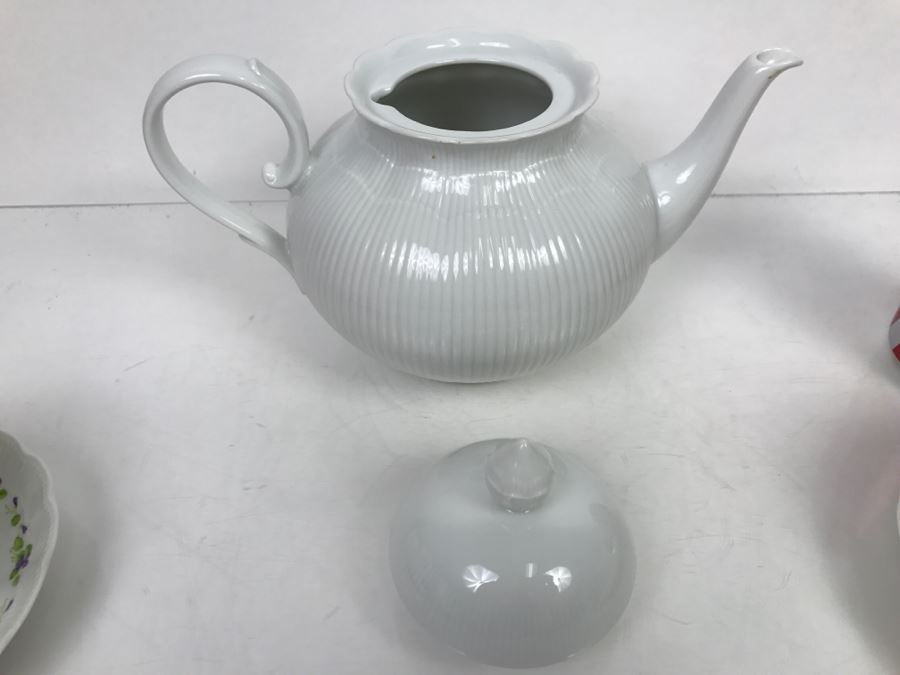 Kaiser China Teapot With (2) Cups And Saucers [Photo 9]