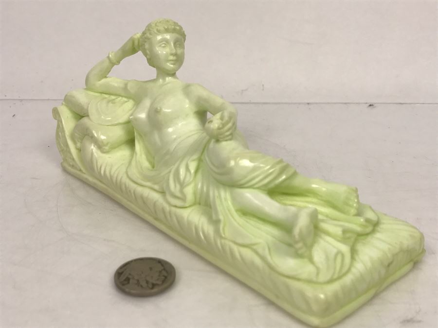 Vintage Asian Hong Kong Carved Lemon Chrysoprase Sculpture Of Lying Nude Woman [Photo 5]
