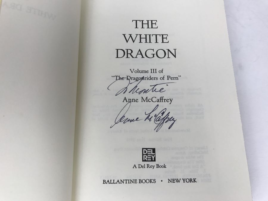 First Edition Signed Hardcover Book The White Dragon Volume III Of “The Dragonriders Of Pern” By Anne McCaffrey [Photo 7]