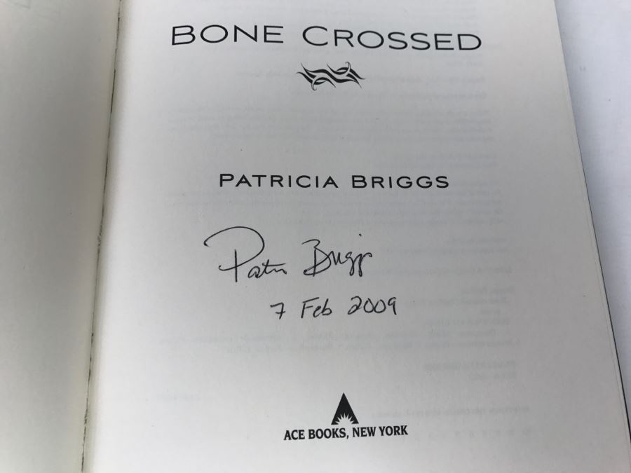 Signed First Edition Hardcover Book 'Bone Crossed' By Patricia Briggs [Photo 7]