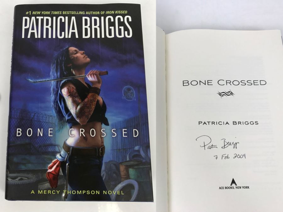 Signed First Edition Hardcover Book 'Bone Crossed' By Patricia Briggs [Photo 1]