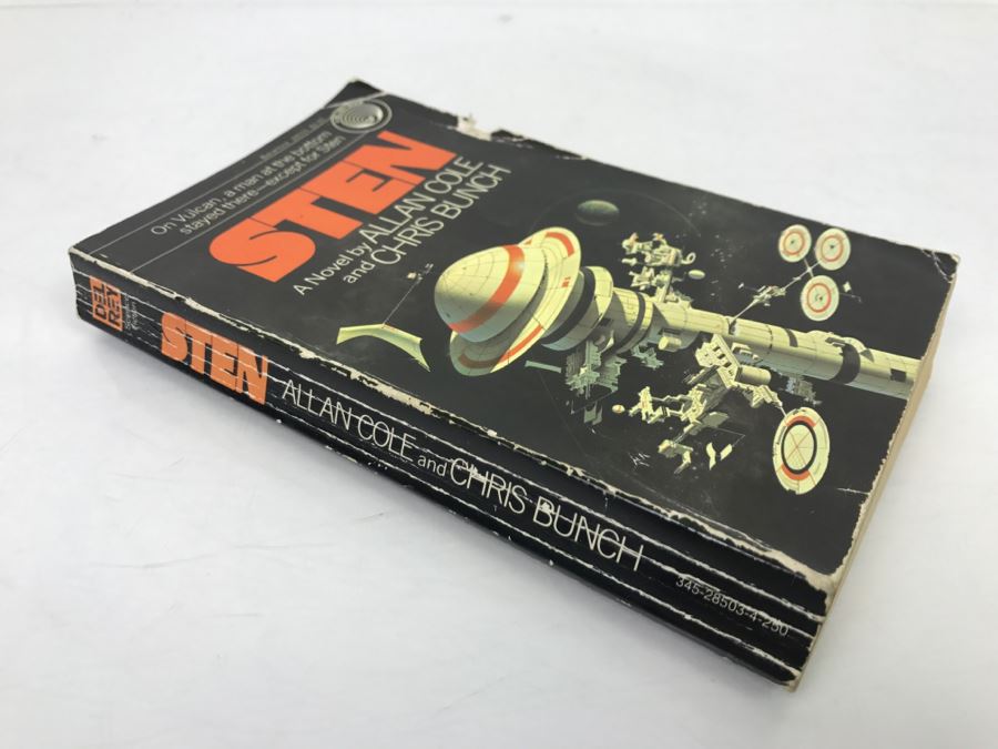 Signed Set Of (4) Paperback Books By Allan Cole And Chris Bunch [Photo 4]