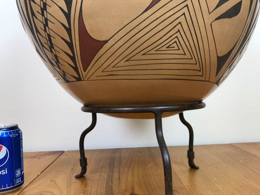 Large Signed Mata Ortiz Pottery By Miguel Bugarini En Santa Fe From The Frank Howell Gallery With Wrought Iron Stand 15'W X 18'H Estimate $250 [Photo 14]