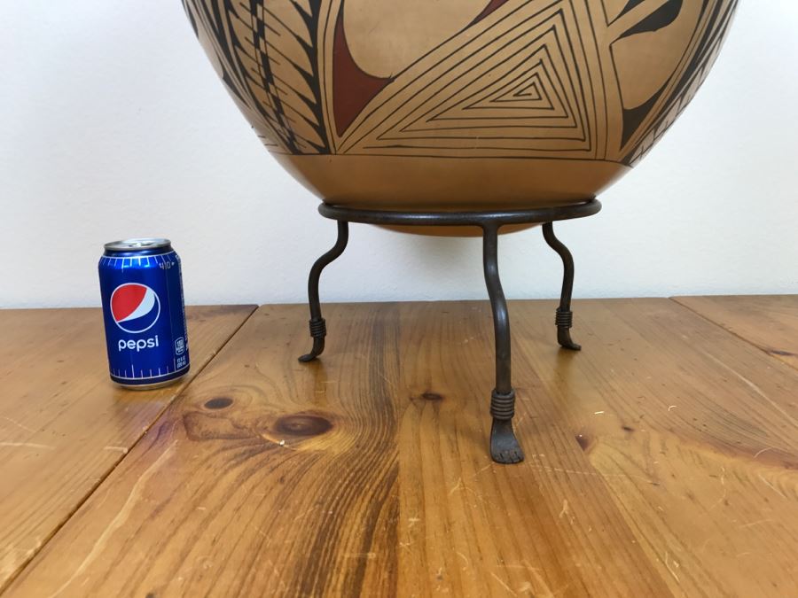 Large Signed Mata Ortiz Pottery By Miguel Bugarini En Santa Fe From The Frank Howell Gallery With Wrought Iron Stand 15'W X 18'H Estimate $250 [Photo 16]