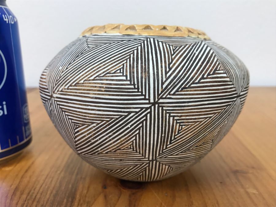 Signed Joyce Leno Native American Acoma Pottery 5.5'W x 4'H [Photo 10]