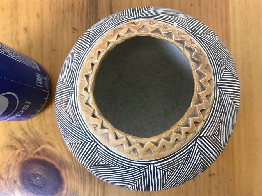 Signed Joyce Leno Native American Acoma Pottery 5.5'W x 4'H [Photo 13]