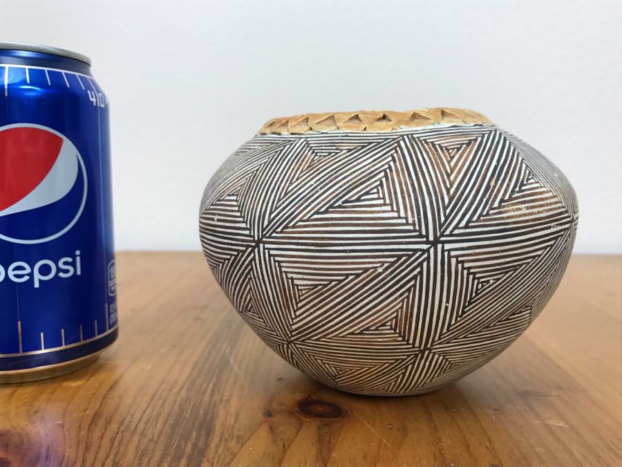 Signed Joyce Leno Native American Acoma Pottery 5.5'W x 4'H [Photo 3]