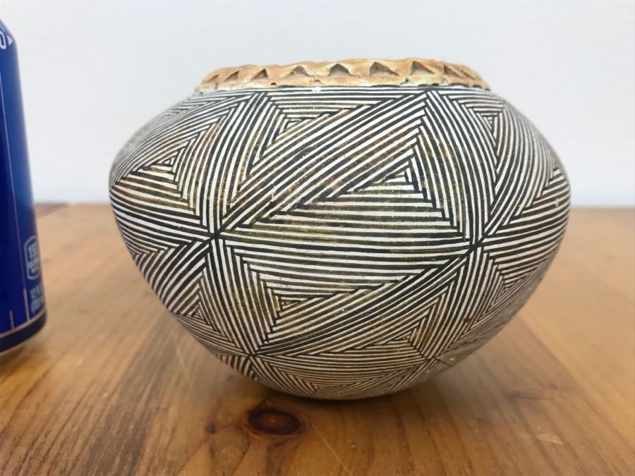 Signed Joyce Leno Native American Acoma Pottery 5.5'W x 4'H [Photo 8]