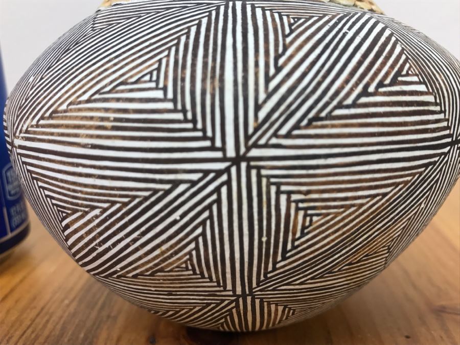 Signed Joyce Leno Native American Acoma Pottery 5.5'W x 4'H [Photo 11]
