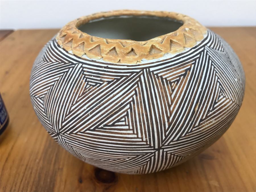 Signed Joyce Leno Native American Acoma Pottery 5.5'W x 4'H [Photo 5]