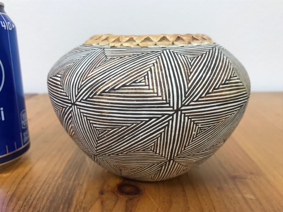 Signed Joyce Leno Native American Acoma Pottery 5.5'W x 4'H [Photo 9]