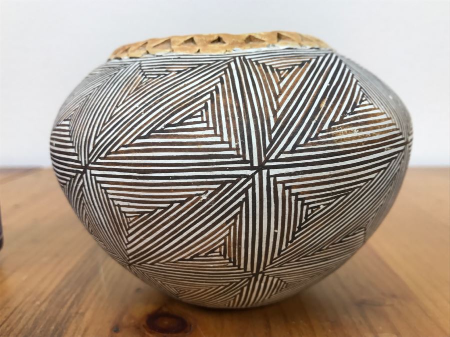 Signed Joyce Leno Native American Acoma Pottery 5.5'W x 4'H [Photo 4]