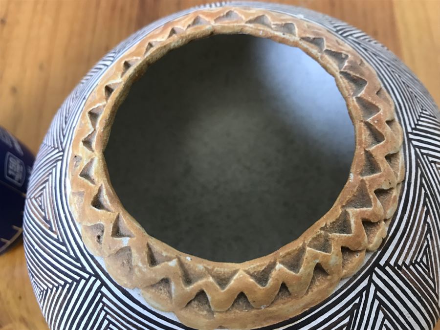 Signed Joyce Leno Native American Acoma Pottery 5.5'W x 4'H [Photo 14]