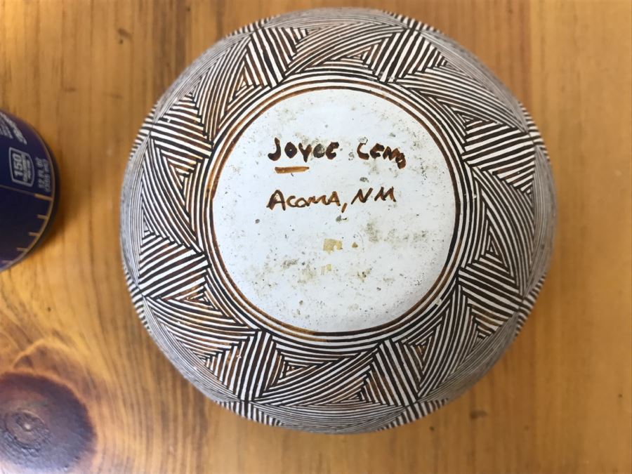 Signed Joyce Leno Native American Acoma Pottery 5.5'W x 4'H [Photo 2]