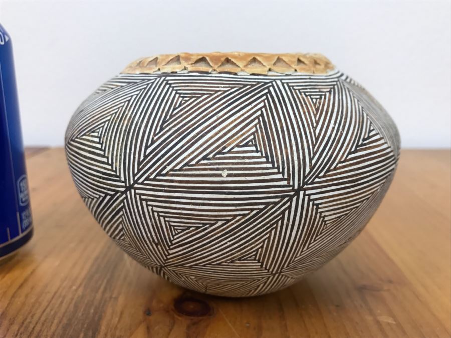 Signed Joyce Leno Native American Acoma Pottery 5.5'W x 4'H [Photo 7]