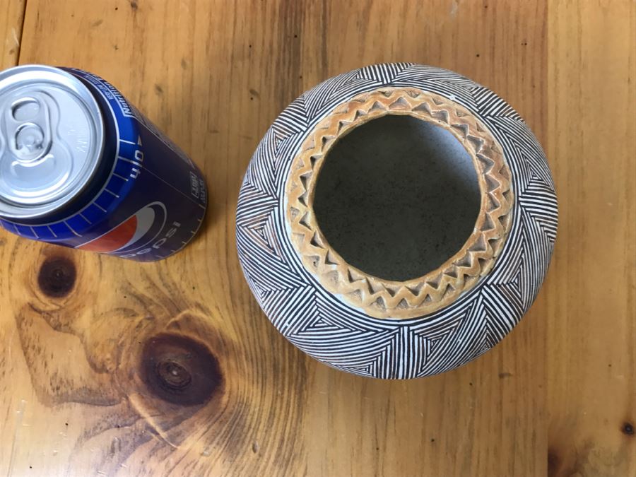 Signed Joyce Leno Native American Acoma Pottery 5.5'W x 4'H [Photo 12]