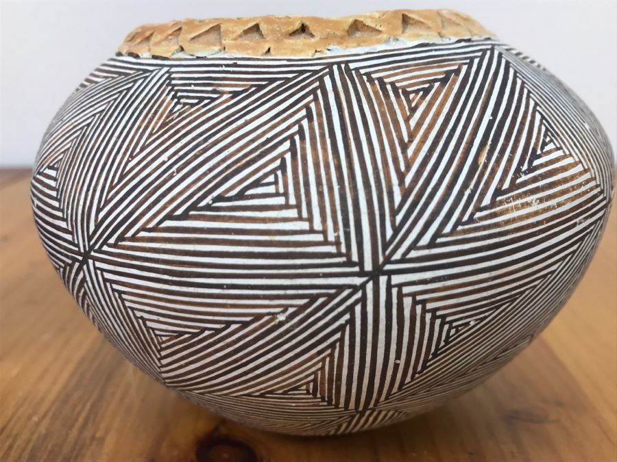 Signed Joyce Leno Native American Acoma Pottery 5.5'W x 4'H [Photo 6]