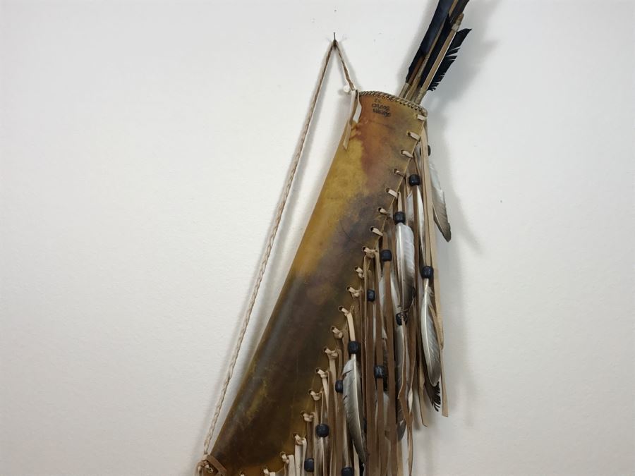 Native American Navajo Rawhide Arrow Quiver With (3) Arrows And Older Bow (See All Photos) [Photo 44]