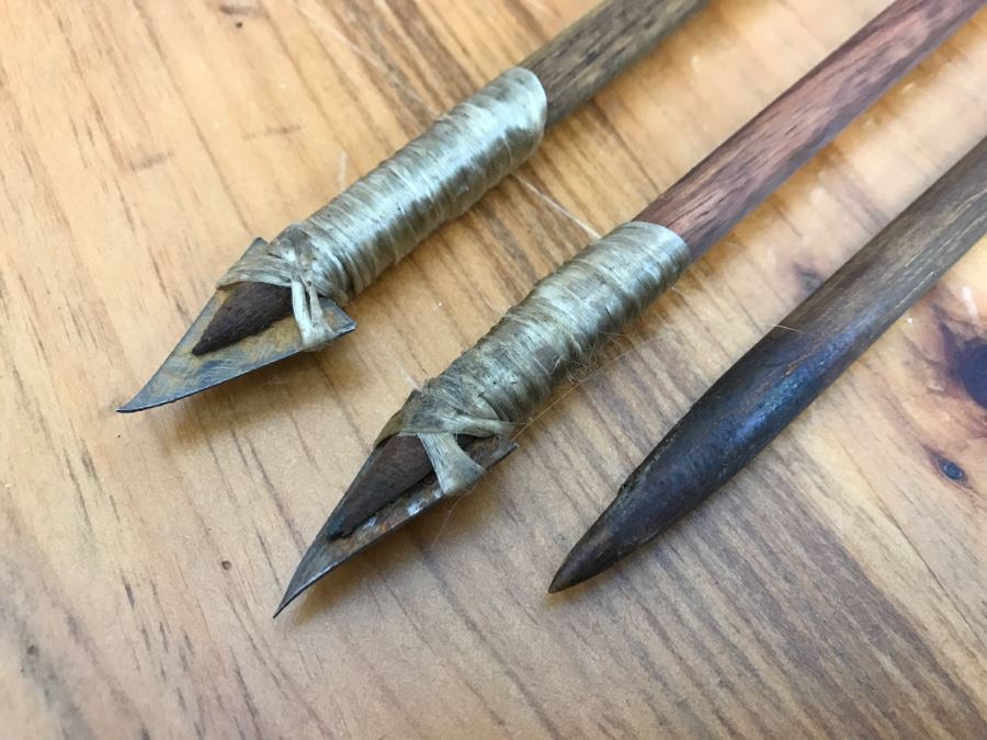 Native American Navajo Rawhide Arrow Quiver With (3) Arrows And Older Bow (See All Photos) [Photo 19]
